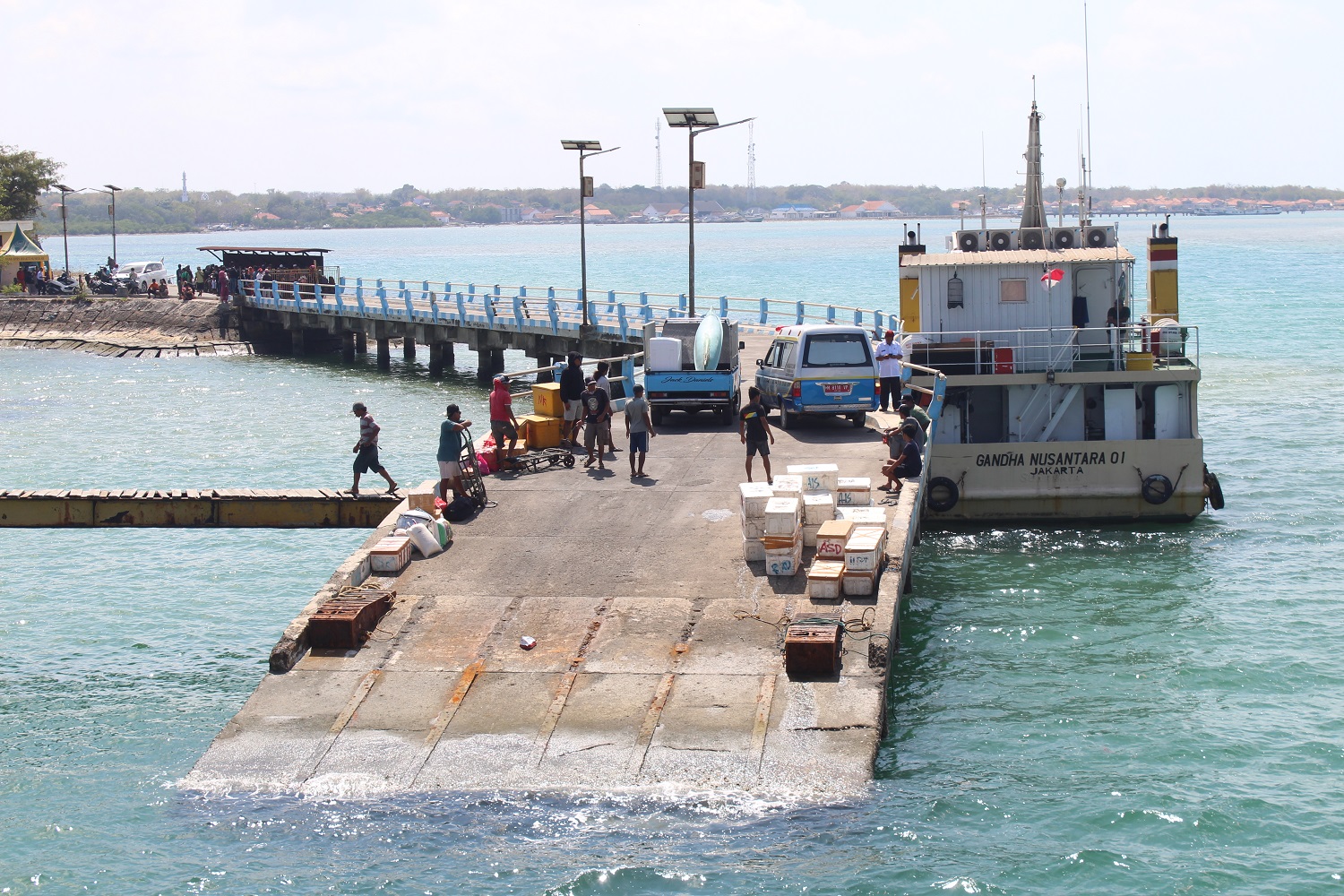PULAU TERPENCIL: Warga Pulau Raas menunggu kedatangan kapal di Pelabuhan Brakas, Rabu (13/9). (MOH. BUSRI/JPRM)