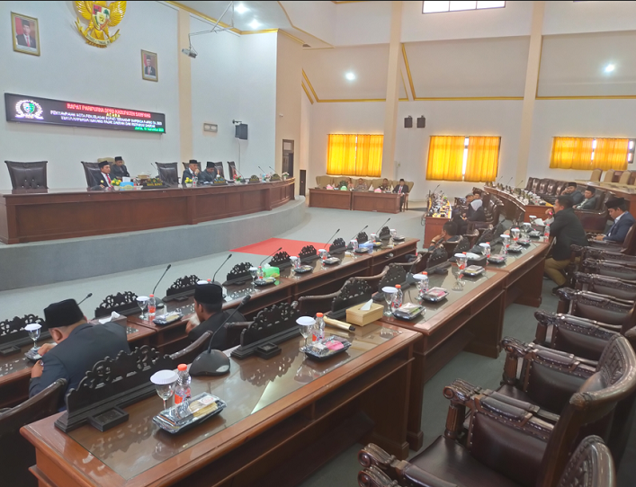 INTERUPSI: Anggota DPRD Sampang Iwan Effendi (dua dari kanan) menyampaikan pendapat terkait serapan APBD 2023 dalam rapat paripurna Jumat (15/9).