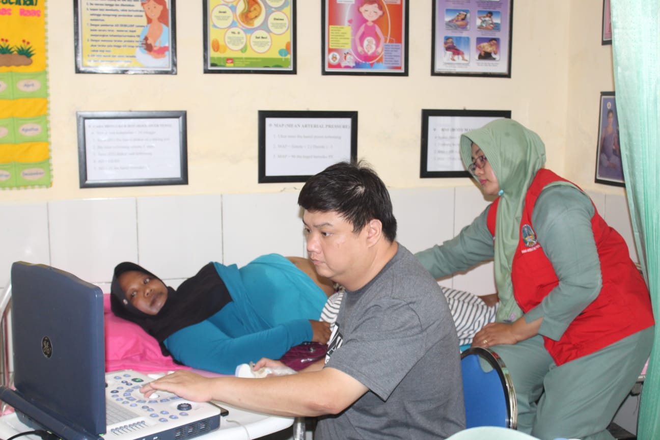CEK JANIN: Tim Yankes Bergerak melakukan pemeriksaan kandungan terhadap ibu hamil di Puskesmas Raas Kamis (14/9). (MOH. BUSRI/JPRM)