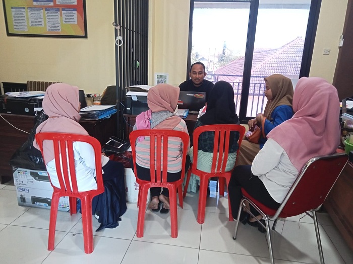 CARI KEADILAN: Korban (berkerudung hitam) didampingi aktivis dan petugas Dinsos Sampang berada di ruang Unit PPA Satreskrim Polres Sampang, Rabu (13/9). (MOH. IQBAL AFGANI/JPRM)