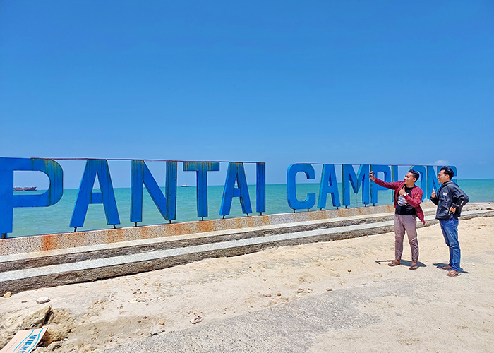 DIKELOLA PEMERINTAH: Pengunjung menikmati keindahan Pantai Camplong, Sampang. (MOH. IQBAL AFGANI/JPRM)