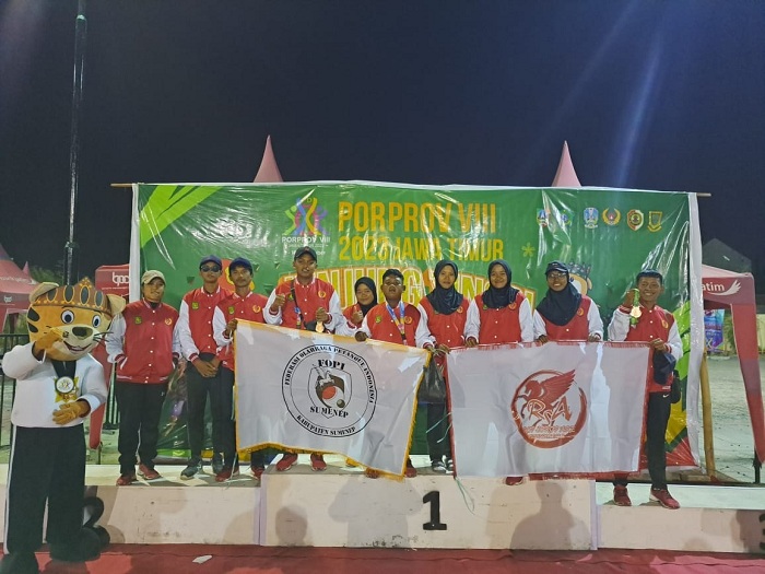 SEMANGAT: Atlet FOPI Sumenep berfoto bersama di Porprov VIII Jatim di lapangan Mojokerto, pada Jumat (15/9). (FERI WELDANI UNTUK JPRM)