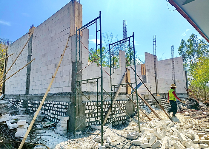BELUM RAMPUNG: Sejumlah pekerja berada di area proyek pembangunan laboratorium SMPN 4 Sumenep, Sumenep, Kamis (14/9). (MOH IQBAL/JPRM)