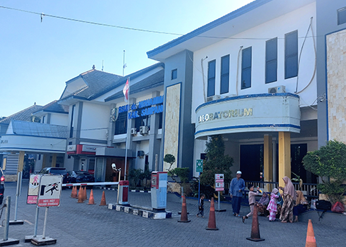 BUTUH TAMBAHAN PEGAWAI: Pengunjung berada di halaman gedung Rumah Sakit Umum Daerah dr Mohammad&nbsp; Zyn (RSUDMZ) Sampang. (JUNAIDI PONDIYANTO/JPRM)