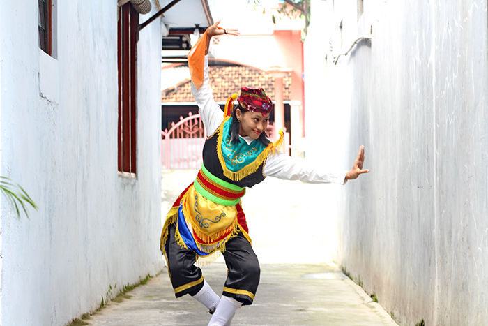 TEGAS NAN ANGGUN: Amalia Desy Wahyuni sedang memperagakan salah satu gerakan tari ronding di rumah Suparto, Desa Laden, Kecamatan Kota Pamekasan, pada Jumat, 18 Juni 2022. (SUPARTO UNTUK JPRM)