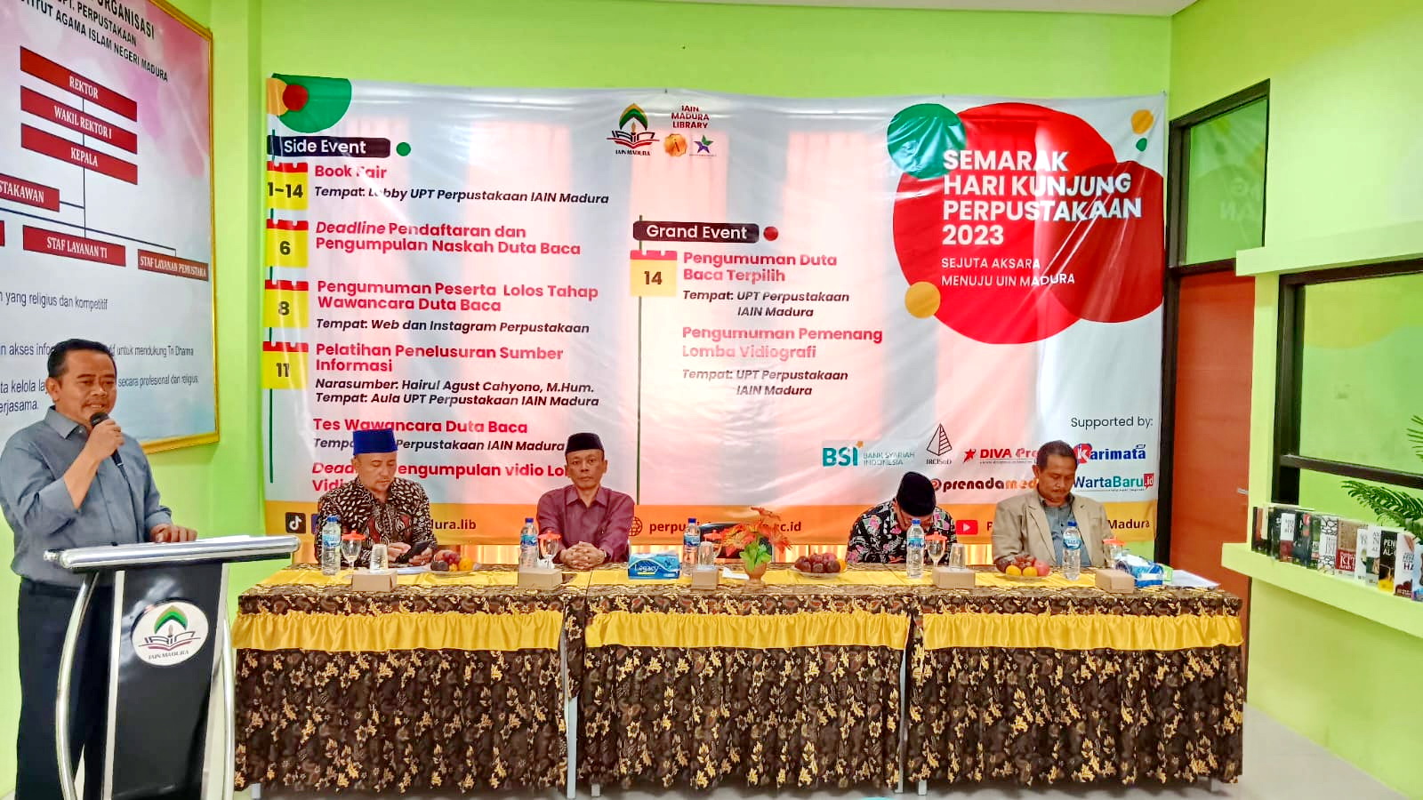 TINGKATKAN MINAT BACA: Rektor IAIN Madura Saiful Hadi (pegang mik) menyampaikan sambutan pada peringatan Hari Kunjung Perpustakaan, Kamis (14/9). (HUMAS IAIN MADURA UNTUK JPRM)