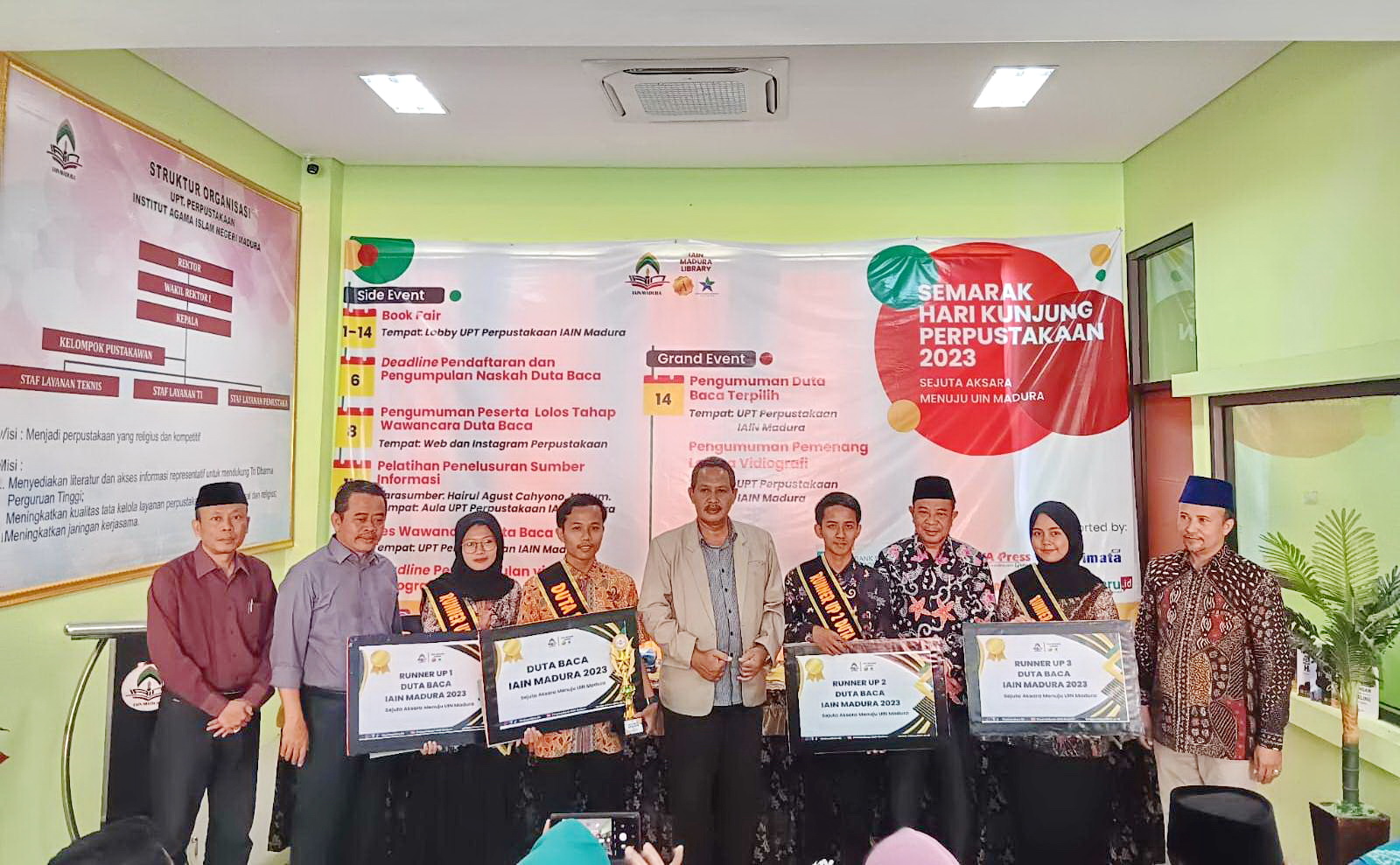 BERPRESTASI: Rektor IAIN Madura (dua dari kiri) Saiful Hadi bersama segenap dosen berfoto bersama dengan duta minat baca IAIN Madura, Kamis (14/9). (HUMAS IAIN MADURA UNTUK JPRM)