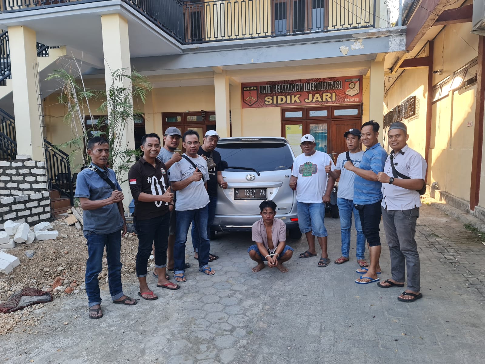 SIGAP: Tim Polres Pamekasan menunjukkan tersangka begal motor yang berhasil diamankan di halaman Satreskrim Polres Pamekasan, Sabtu (16/9) sore. (POLRES UNTUK JPRM)