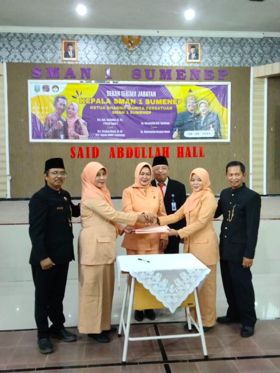 KHIDMAT: Prosesi serah terima pengurus DWP SMAN 1 Sumenep yang baru di aula sekolah.