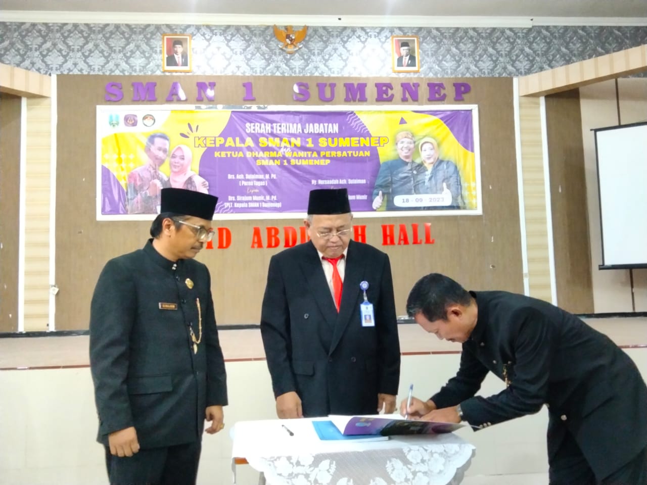 KHIDMAT: Prosesi serah terima jabatan dari mantan Kepala SMANSA Drs. Achmad Sulaiman, S.Pd, M.Pd kepada Drs. Sirajum Munir, M.Pd oleh Kacab Dinas Pendidikan Jatim Wilayah Sumenep Senin (18/9).