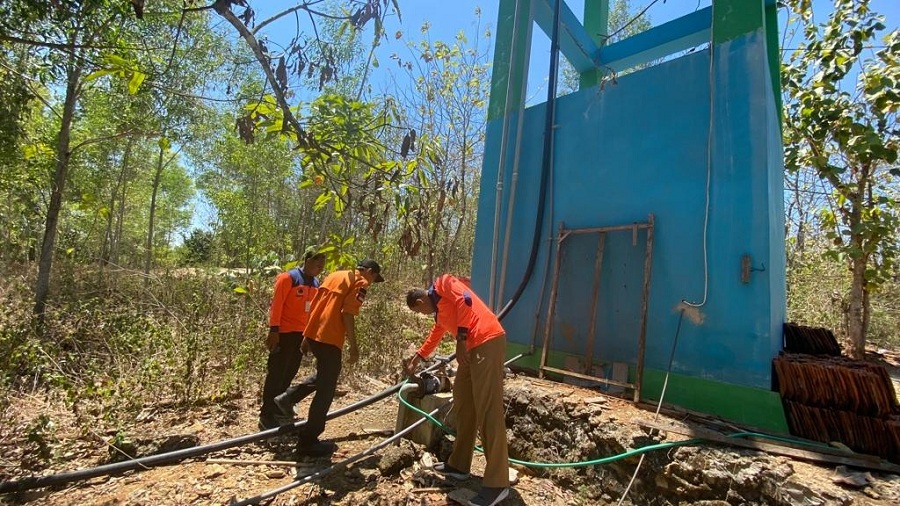 KRISIS AIR: Petugas BPBD memeriksa saluran air di Dusun Bujudan, Desa Potoan Daja, Kecamatan Palengaan, Selasa (29/8). (AYU LATIFAH/JPRM)