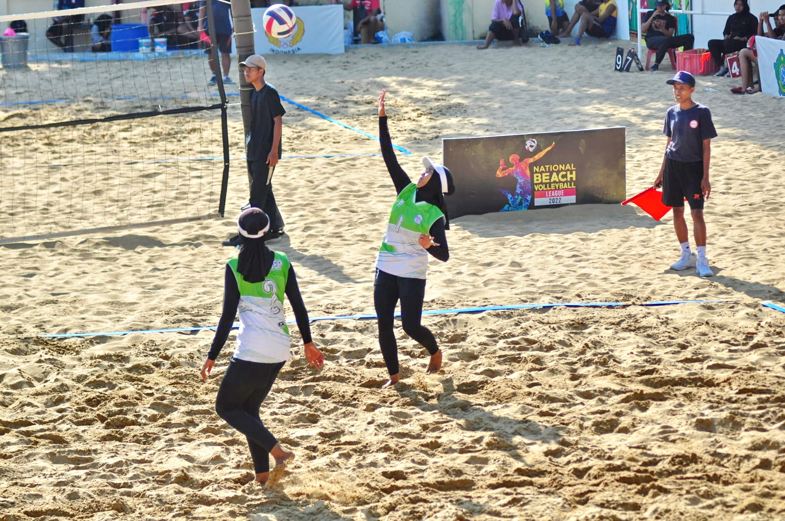 FOKUS: Tim beregu putri voli pantai Sumenep bertanding melawan tim Sidoarjo di Porprov VIII Jatim di GOR Delta Sidoarjo, Sabtu (16/9). (PBVSI SUMENEP UNTUK JPRM)