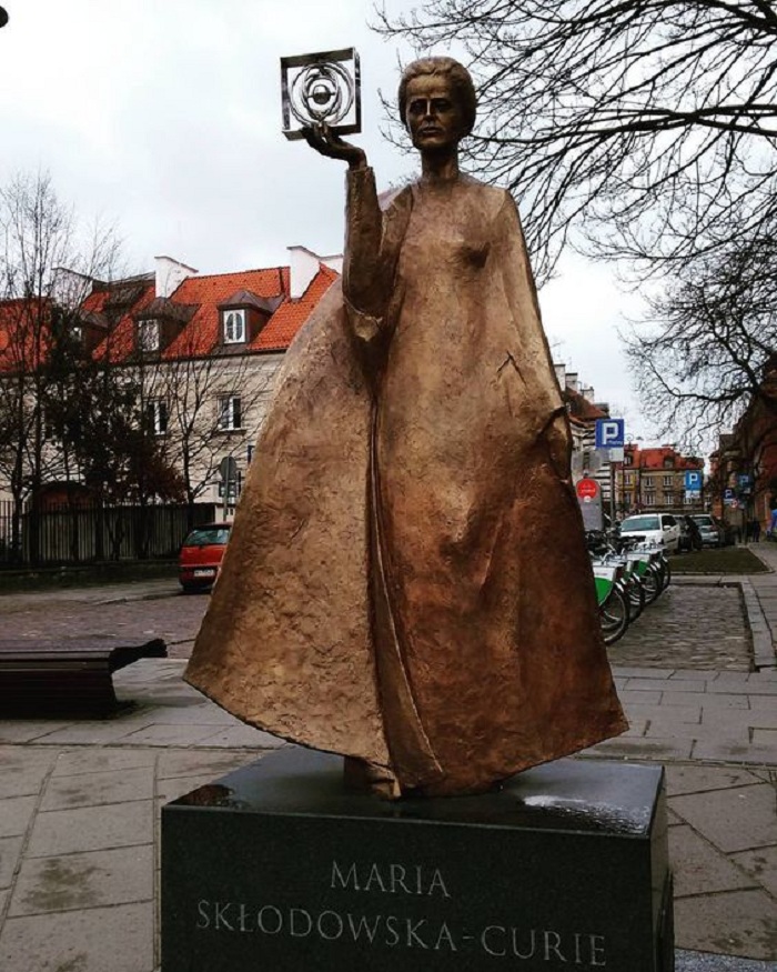 Patung Marie Curie di daerah New Town. (i.pinimg.com)