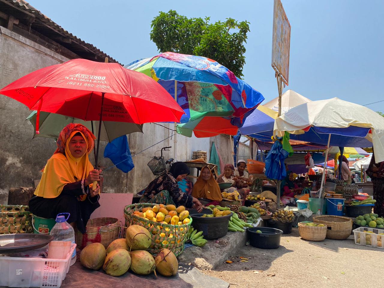 CARI NAFKAH: Pedagang memadati ruas Jalan Sikatan sisi belakang Pasar Srimangunan, Sampang, Selasa (19/9). (ROSYI/JPRM)