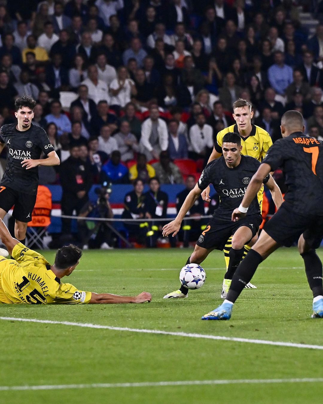 Achraf Hakimi mengecoh Mats Hummels sebelum melepaskan tendangan. (Instagram: @psg)