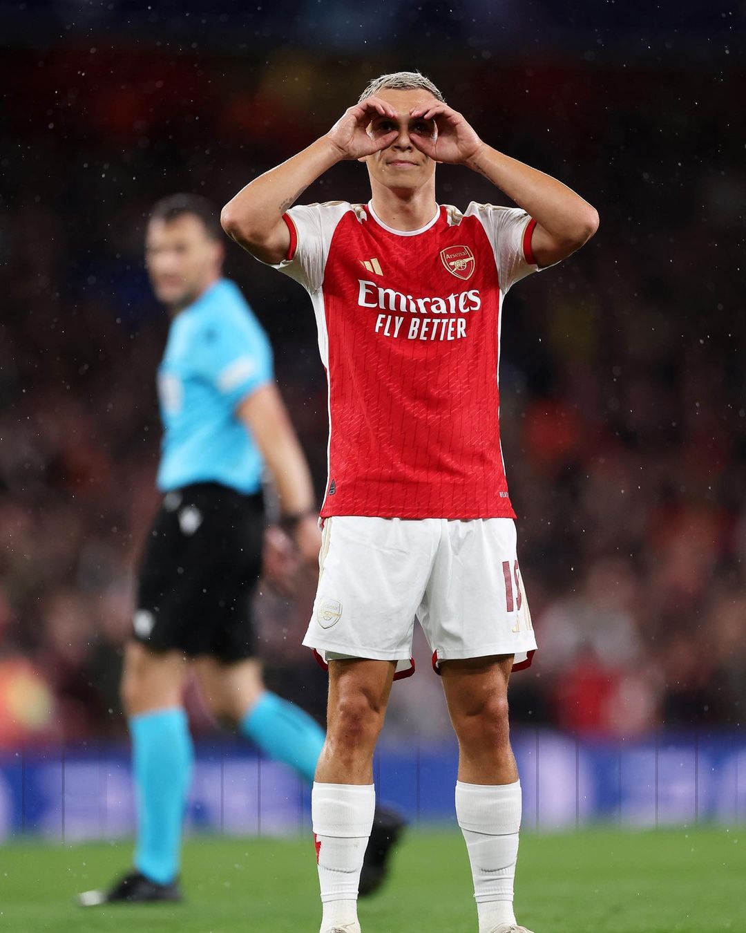 Aksi Leandro Trossard setelah sukses mencetak gol kedua Arsenal. (Instagram: @arsenal)