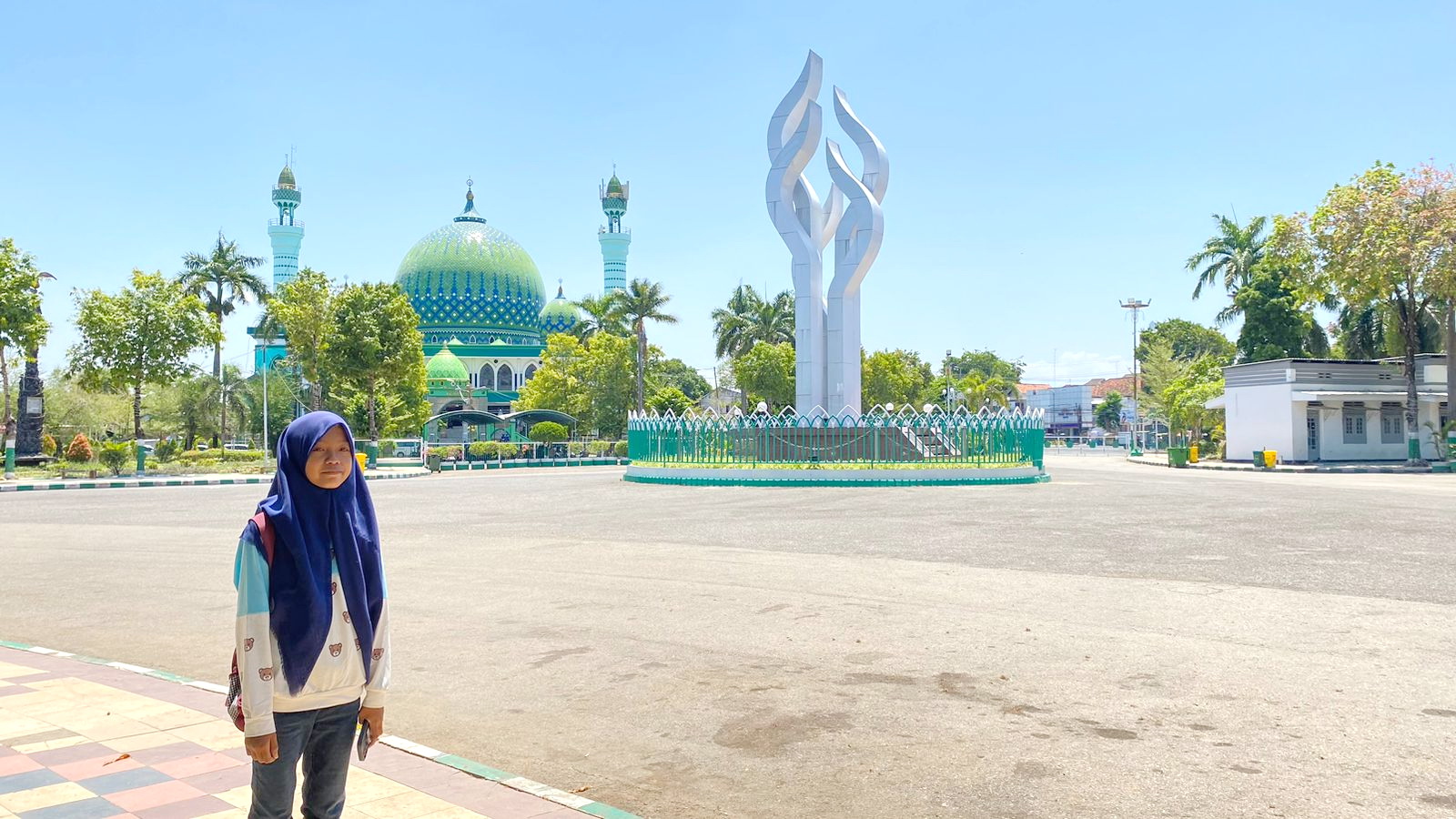 IKON KOTA: Citra Muzallimah berjalan di sekitar Monumen Arek Lancor,  Pamekasan, Kamis (21/9). (AYU LATIFAH/JPRM)