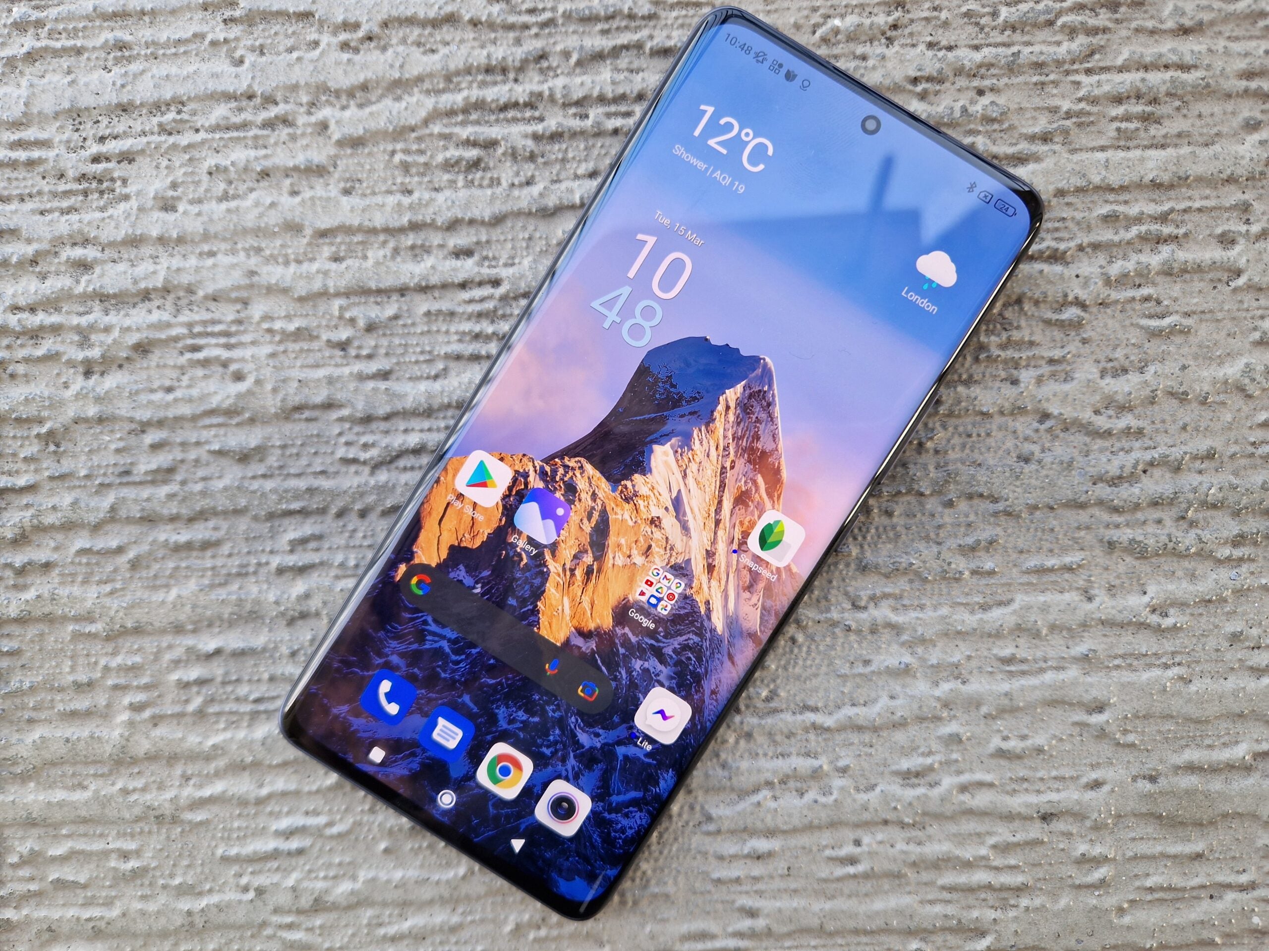 Xiaomi 12 Pro masih memiliki iklan yang berlebihan. (Trusted Reviews)