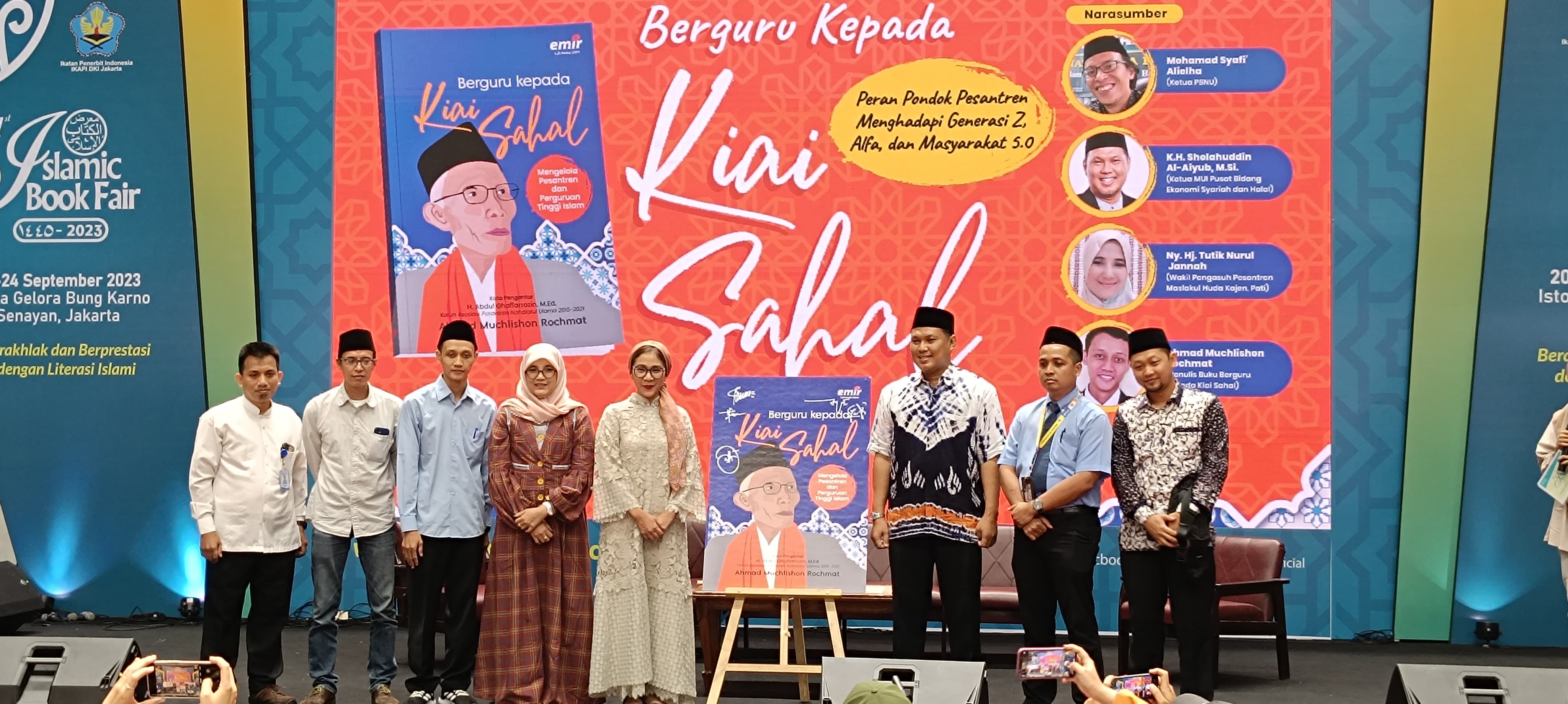 BERDEDIKASI: Kegiatan peluncuran buku yang diterbitkan Emir dengan judul Berguru kepada Kiai Sahal.
