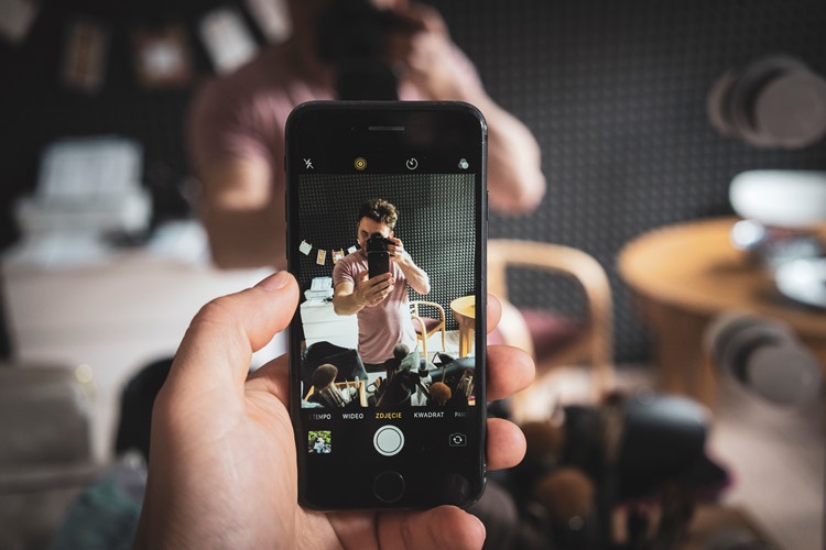 ELEGAN DAN TERJANGKAU: Fotografi menggunakan kamera android. (Pexels)