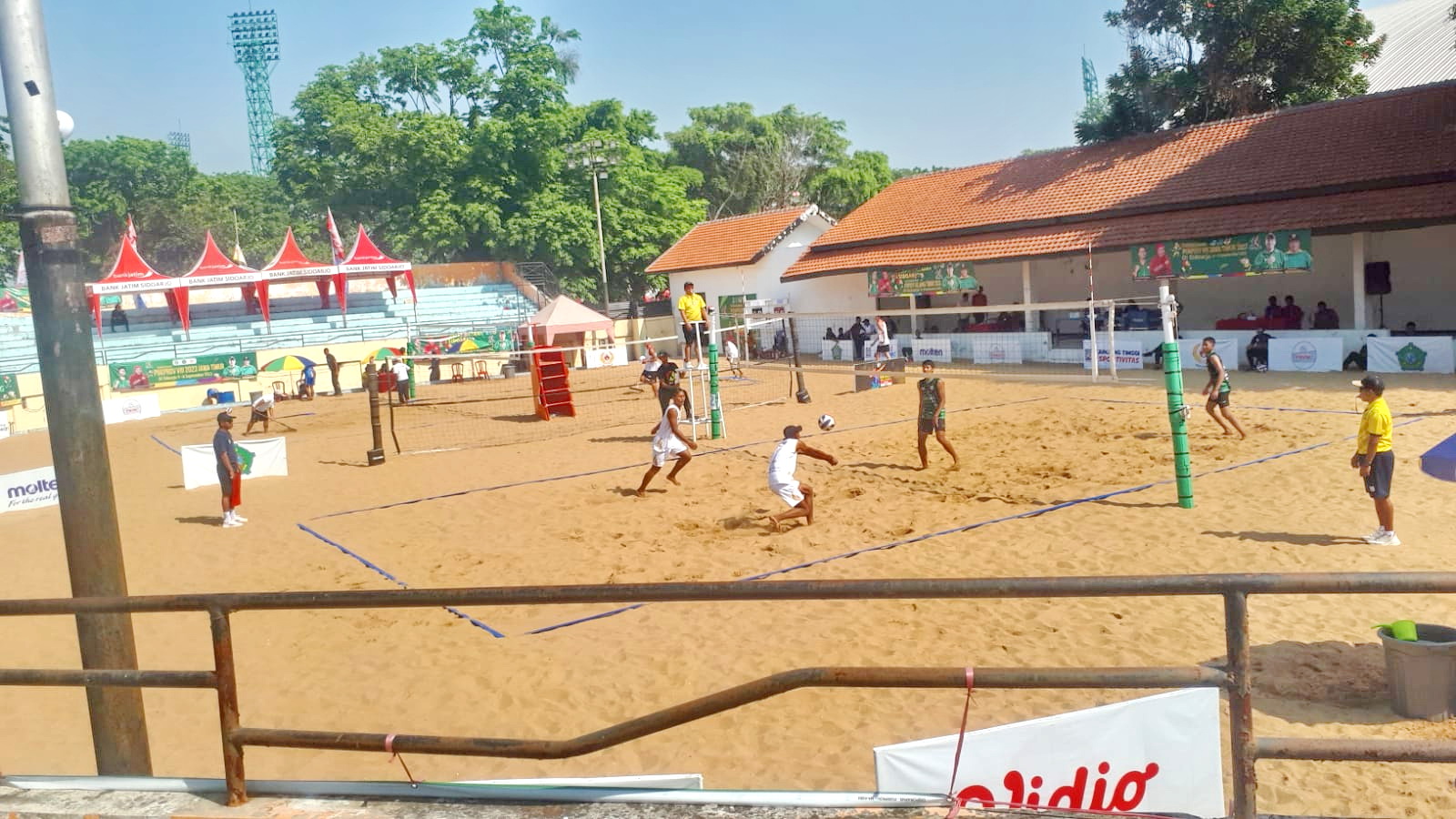 GIAT: Tim voli pantai putra Pamekasan bertanding di Porprov VIII yang dilaksanakan di Sidoarjo, Rabu (14/9). (PBVSI PAMEKASAN UNTUK JPRM)