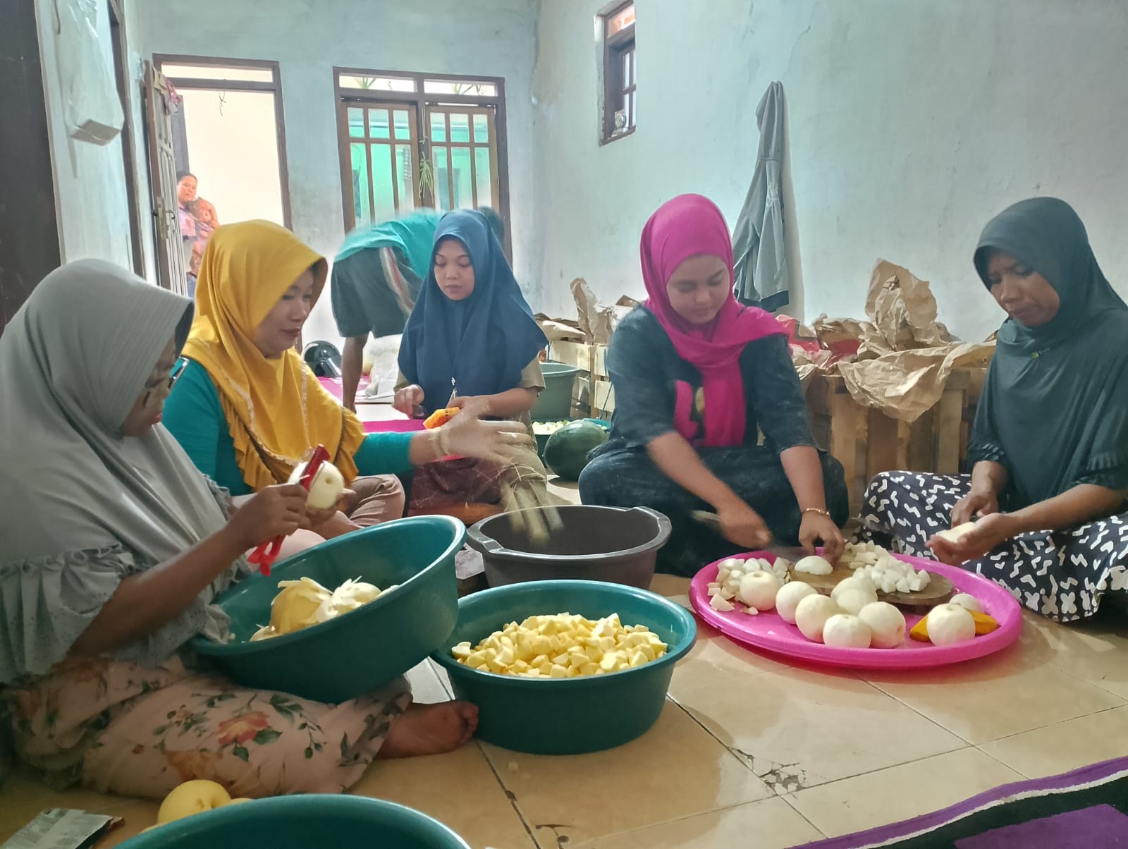 PRODUKTIF: Eka Devi Susanti (kerudung pink) memotong buah bersama karyawan di rumahnya, Kelurahan Barurambat Timur, Kecamatan Pademawu, Pamekasan, Sabtu (23/9). (UBAIDILLAHIR RA&rsquo;IE/JPRM)