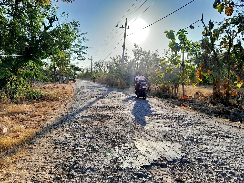 Dua proyek peningkatan jalan di Pulau/Kecamatan Raas belum digarap. Padahal, waktu yang tersedia semakin mepet, yakni sisa tiga bulan lagi.