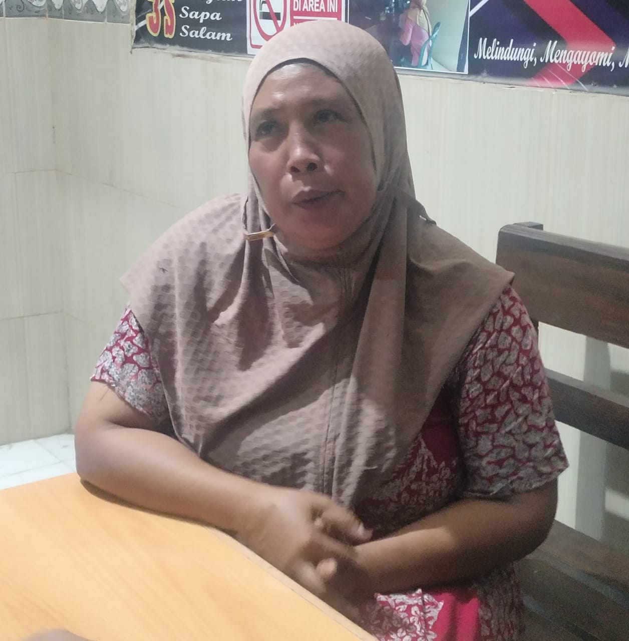 DIDUGA TERSANGKA: Fadhilah saat diamankan di Polsek Pademawu Pamekasan, Sabtu (23/9). (POLSEK PADEMAWU UNTUK JPRM)