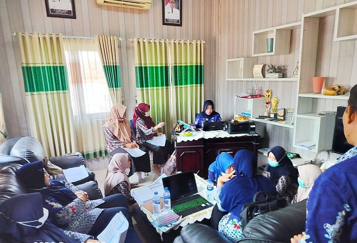 FOKUS: Kabid Yankes Dinkes dan KB Sampang Nurul Sarifah beri pembinaan terkait persiapan reakreditasi di Puskesmas Tambelangan, Kamis (7/9). (DINKES KB SAMPANG UNTUK JPRM)
