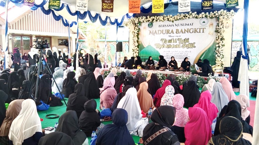 TUMPAH RUAH: Ribuan jemaah menghadiri acara Maulid Nabi di kediaman Habib Alwi bin Idrus Baagil, Ketapang, Sampang, Minggu (24/9). (SAMSUL ARIFIN UNTUK JPRM)