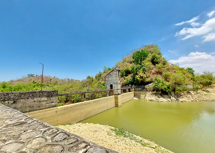 INDAH: Warga bersantai di sekitar Waduk Klampis, Sampang, yang menjadi jujukan wisatawan lokal. (MOH. IQBAL AFGANI/JPRM)