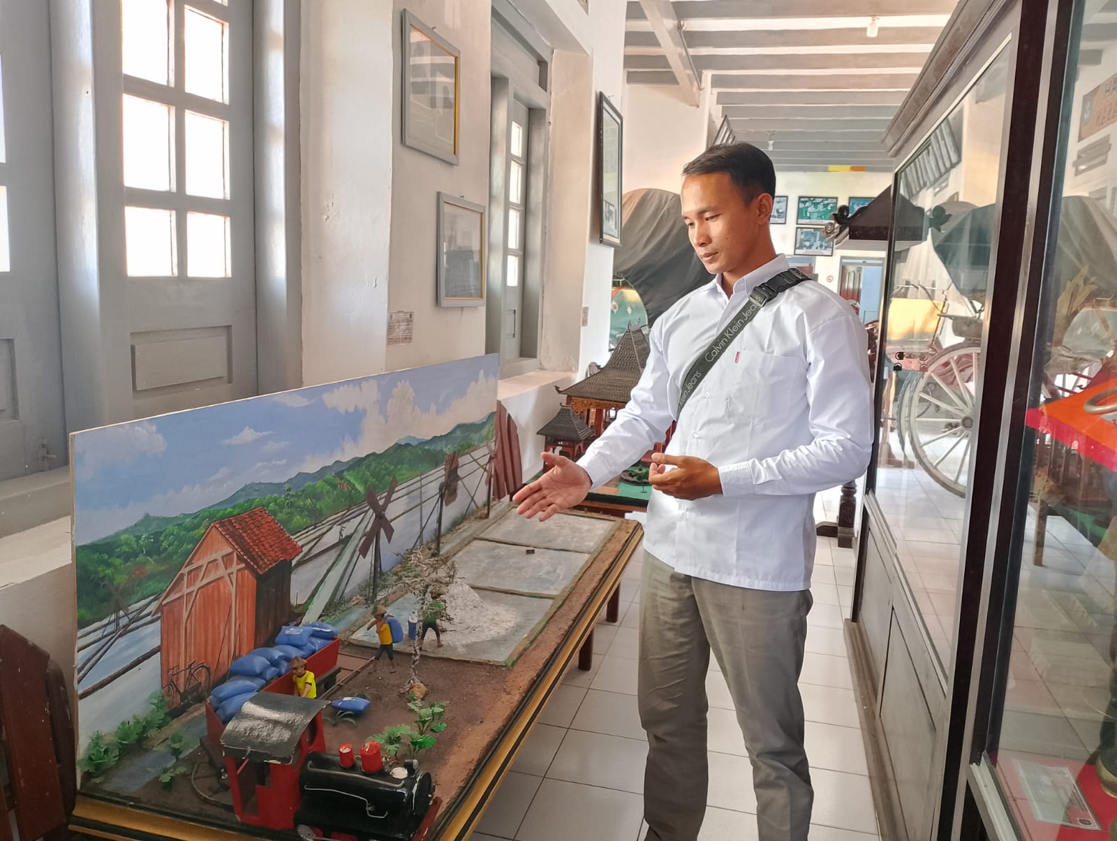 BERSEJARAH: Juru Pelihara Museum Mandhilaras Pamekasan Achmad Zainuddin Aldiansyah mengontrol koleksi yang berada di museum, Senin (25/9). (UBAIDILLAHIR RA&rsquo;IE/JPRM)