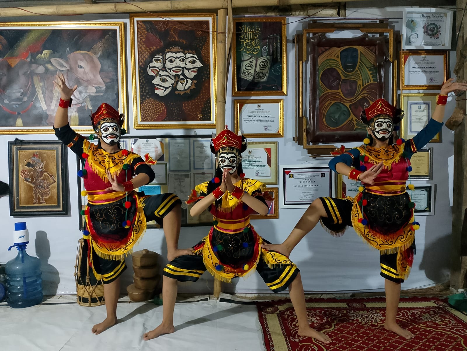 SEMANGAT: Dari kiri, Eky Manda Yuniar Ningsih, Velina Rani Juliana, dan Nur Maulidya memeragakan tarian topeng ghetta&rsquo; di Sanggar Seni Makan Ati, Pamekasan, Rabu (20/9). (UBAIDILLAHIR RA&rsquo;IE/JPRM)
