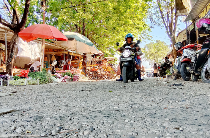 BELUM DIKERJAKAN: Warga beraktivitas di dalam Pasar Anom Sumenep, Desa Kolor, Kecamatan Kota, Senin (25/9). (MUHAMMAD ERWIN MAULIDIN M/JPRM)