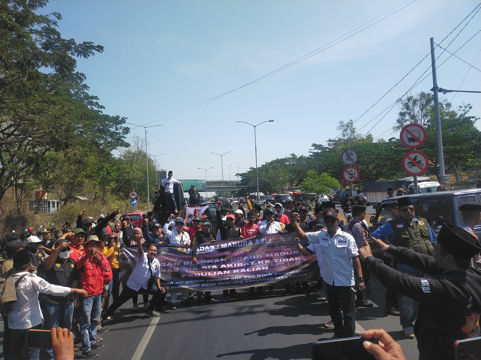PROTES ANGKUTAN GARAM: Massa melakukan aksi demonstrasi di Jembatan Suramadu sisi Madura Senin (25/9). (VIVIN AGUSTIN HARTONO/JPRM)