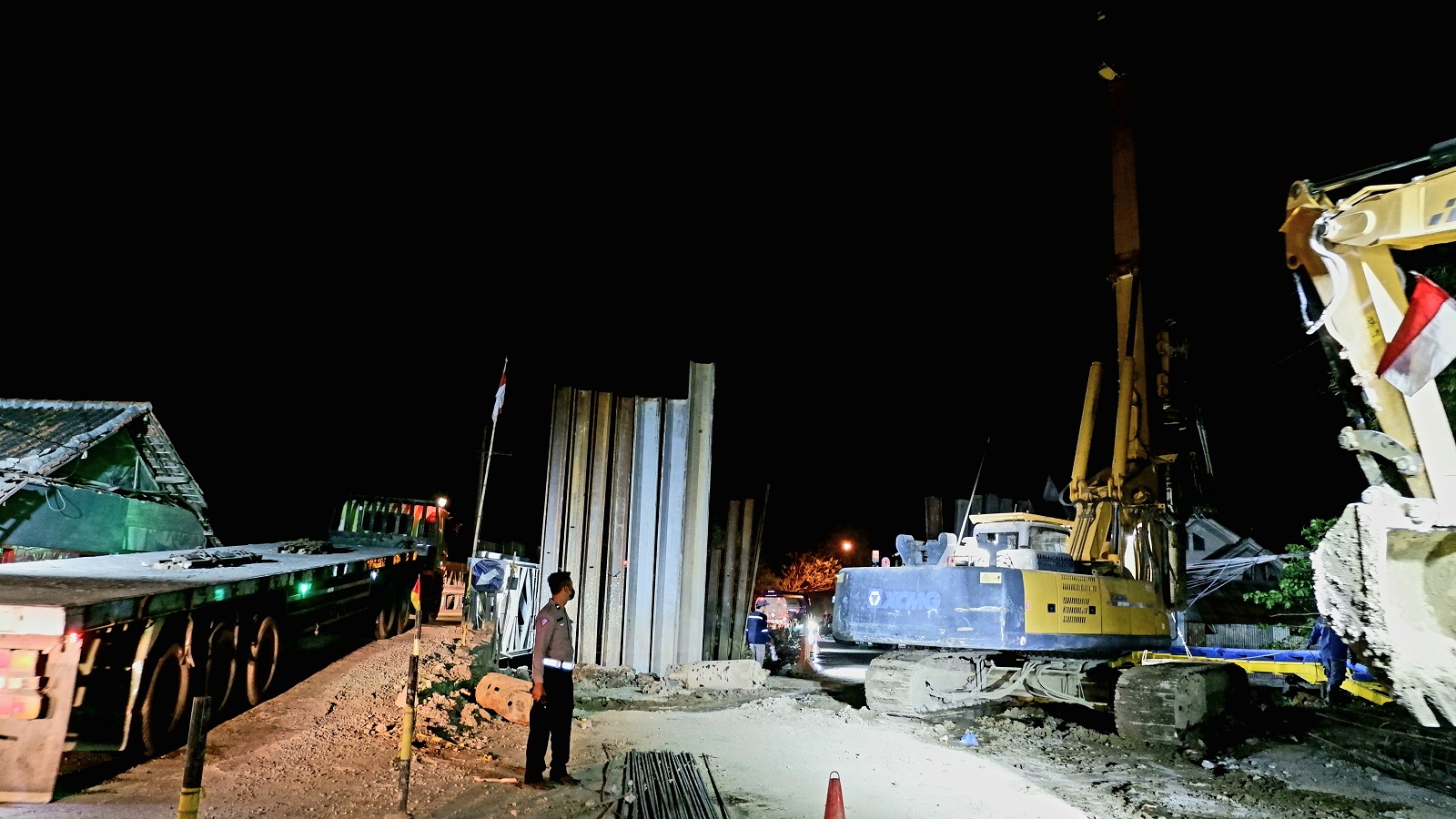 DIPERBAIKI: Petugas berada di sekitar Jembatan Klampis di Kecamatan Jrengik, Sabtu (23/9) malam. (MOH. IQBAL AFGANI/JPRM)