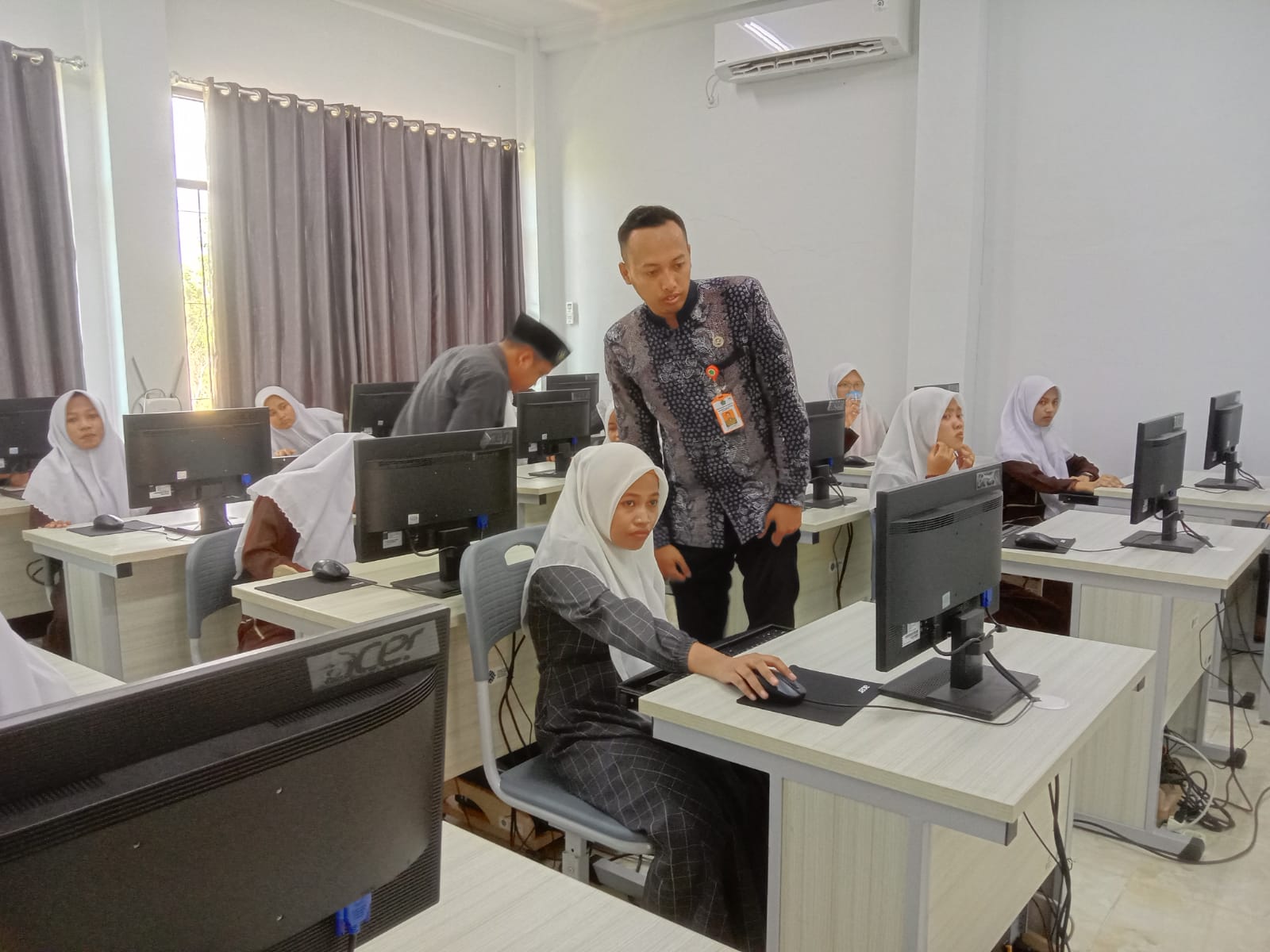 BERDAYAKAN PEMUDA: Sekretaris Disporapar Pamekasan Salehoddin memantau pelatihan teknologi untuk santri, Jumat (22/9). (ULY HIBRIYATUL AWWALIYAH/JPRM)