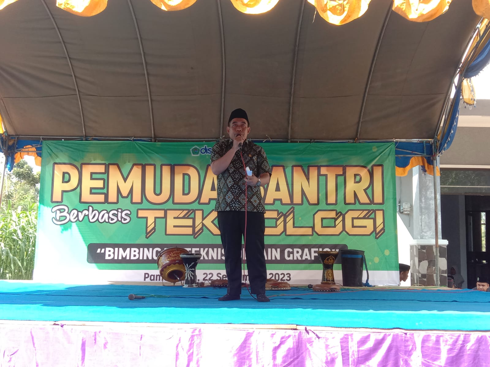 Sekretaris Disporapar Pamekasan Salehoddin memberikan sambutan di Ponpes Nurus Sholah bersama jajaran di halaman pesantren, Jumat (22/9). (ULY HIBRIYATUL AWWALIYAH/JPRM)