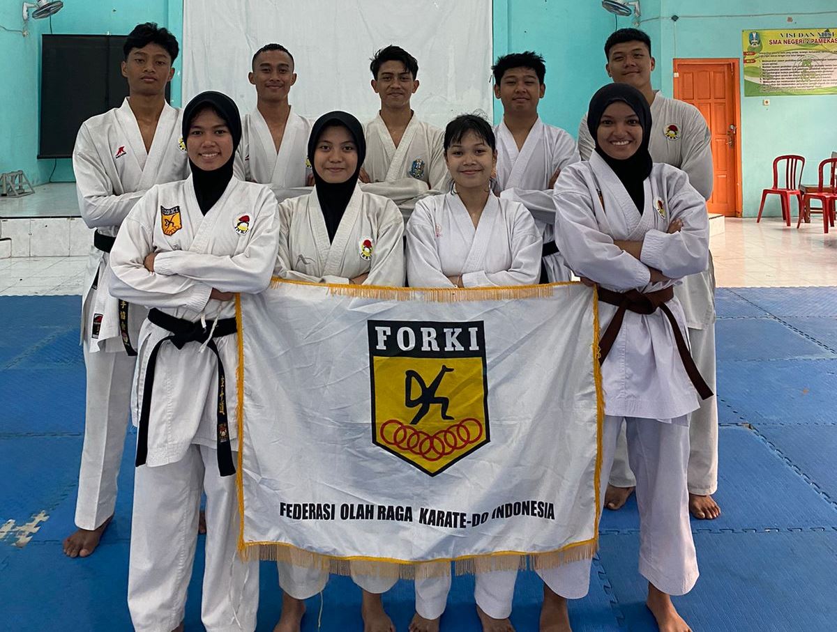 GIAT: Atlet Inkai Pamekasan foto bersama usai latihan di Aula SMAN 2 Pamekasan, Minggu (10/9). (INKAI UNTUK JPRM)