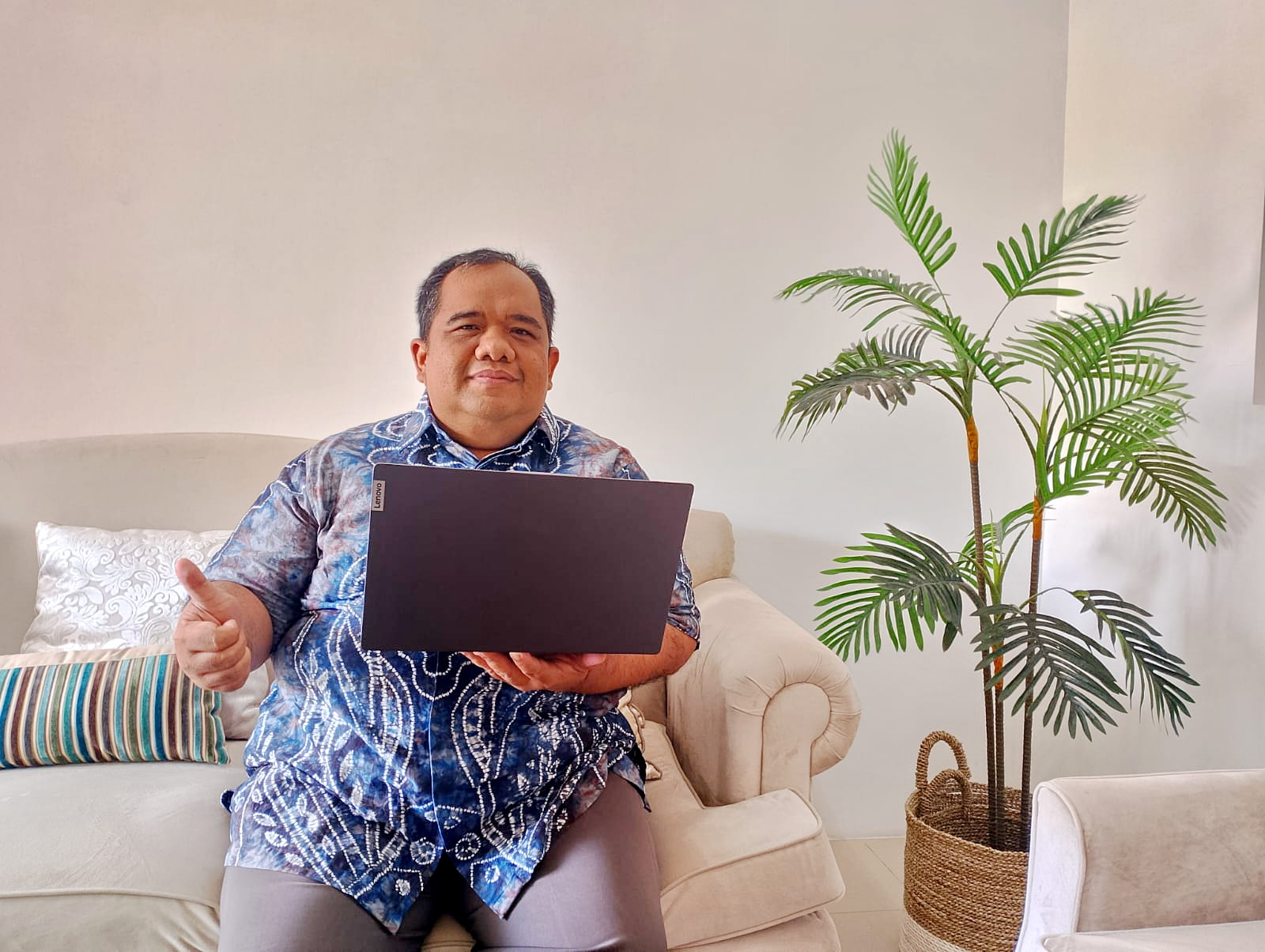 INSPIRATIF: Prof Dr H Erie Hariyanto, S.H., M.H. sedang bersantai di ruang tamu rumahnya di Jalan KH Cokroatmojo, Kelurahan Parteker, Kecamatan Kota Pamekasan, Rabu (27/9). (UBAIDILLAHIR RA&rsquo;IE/JPRM)