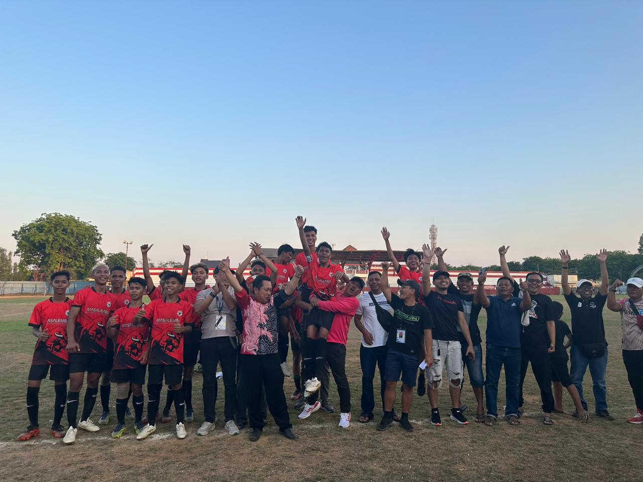 EUFORIA: Tim Masalembu berfoto bersama dengan tim official, camat Masalembu Achmad Auzai Rahman, Ketua Komisi I DPRD Sumenep Darul Hasyim Fath dan supporter setelah mengalahkan Tim Bluto.