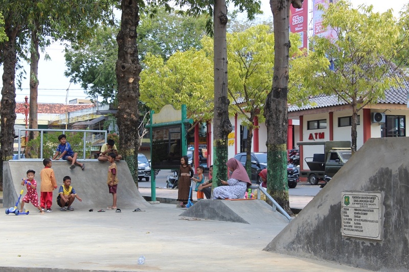 FASUM: Anak-anak bermain di sekitar lapangan skateboard di Taman Bunga Pottre Koneng, Sumenep Kamis (28/9) siang. (HERIVIYA YUVI/JPRM)