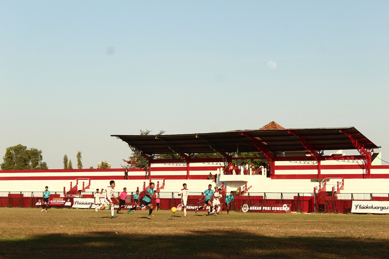 FOKUS: Tim Kecamatan Arjasa (putih) berebut bola saat melawan tim Batuputih di babak 8 besar turnamen Sepak Bola U-17 Bupati Cup di GOR A. Yani Sumenep Rabu (27/9). (MUHAMMAD ERWIN MAULIDIN M/JPRM)