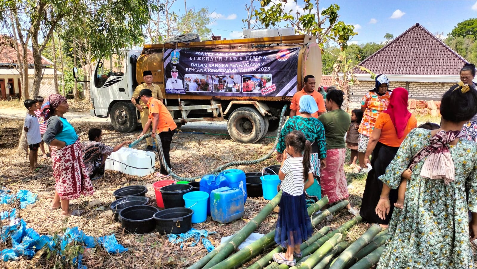 KEBUTUHAN: Warga mengantre air bersih di Desa Gunung Rancak, Kecamatan Robatal, Selasa (22/8). (IMAM UNTUK JPRM)