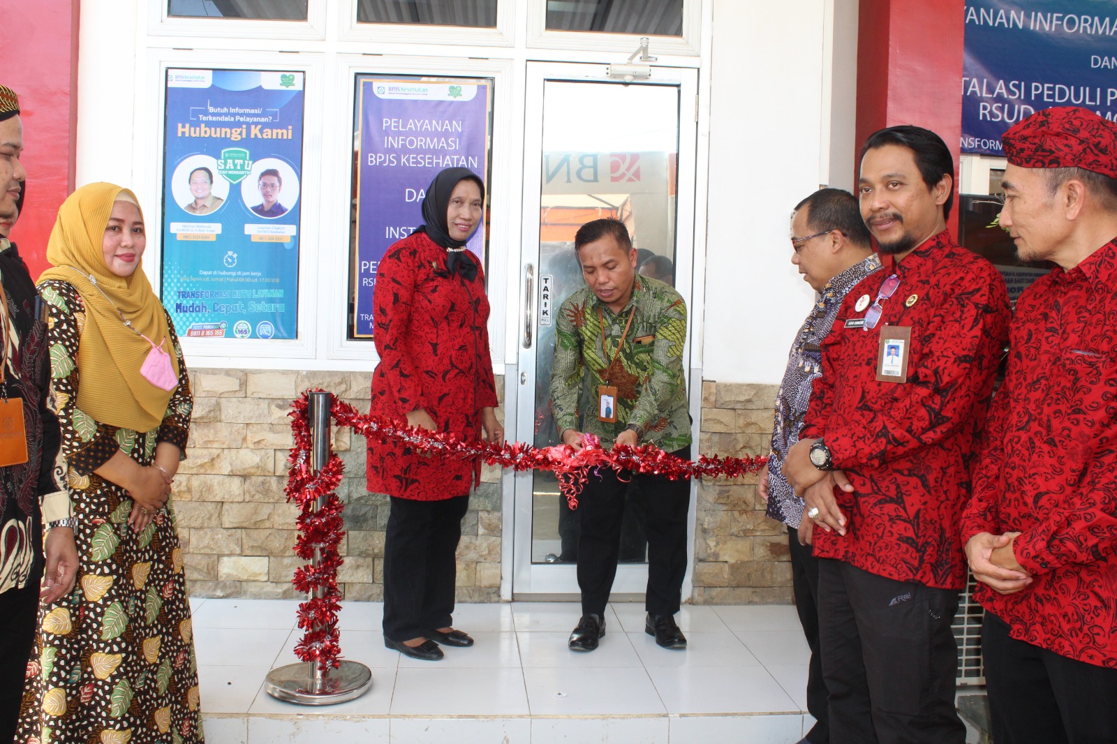 DARI KIRI: Direktur RSUD dr. Moh. Anwar Sumenep dr. Erliyati mendampingi Kepala BPJS Kesehatan Cabang Pamekasan Munaqib saat launching pelayanan informasi BPJS Kesehatan dan IPP, Jumat (29/9).