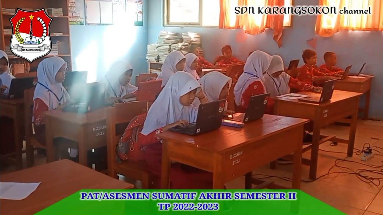 KEBERSAMAAN: Guru dan siswa kelas VI berfoto bersama di depan sekolah setelah kegiatan belajar mengajar. (SURANTO UNTUK JPRM )