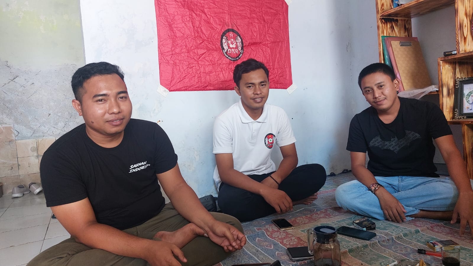 DEMI KEMANUSIAAN: Ketua DKR Sampang Mausul Maulana (tengah) bersama pengurus saat ditemui di sekretariat DKR di Kelurahan Karang Dalem, Kecamatan Kota Sampang, Kamis (28/9). (JUNAIDI PONDIYANTO/JPRM)