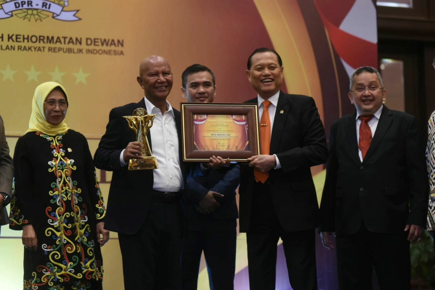 MEMBANGGAKAN: Ketua Banggar DPR RI MH Said Abdullah (pegang trofi) saat menerima penghargaan dalam ajang MKD Awards 2023 di Hotel Bidakara Jakarta, Rabu (27/9). (IST/JPRM)