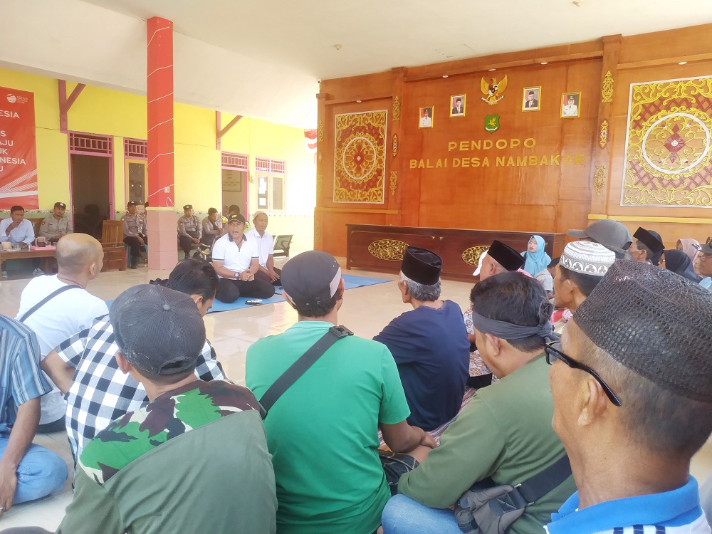 SAMPAIKAN ASPIRASI: Warga mendatangi balai Desa Nambakor, Kecamatan Saronggi, Sumenep, untuk bertemu ketua BPD dan Panitia Pilkades PAW di pendopo balai desa, Jumat (29/9). (HERIVIYA YUVI/JPRM)