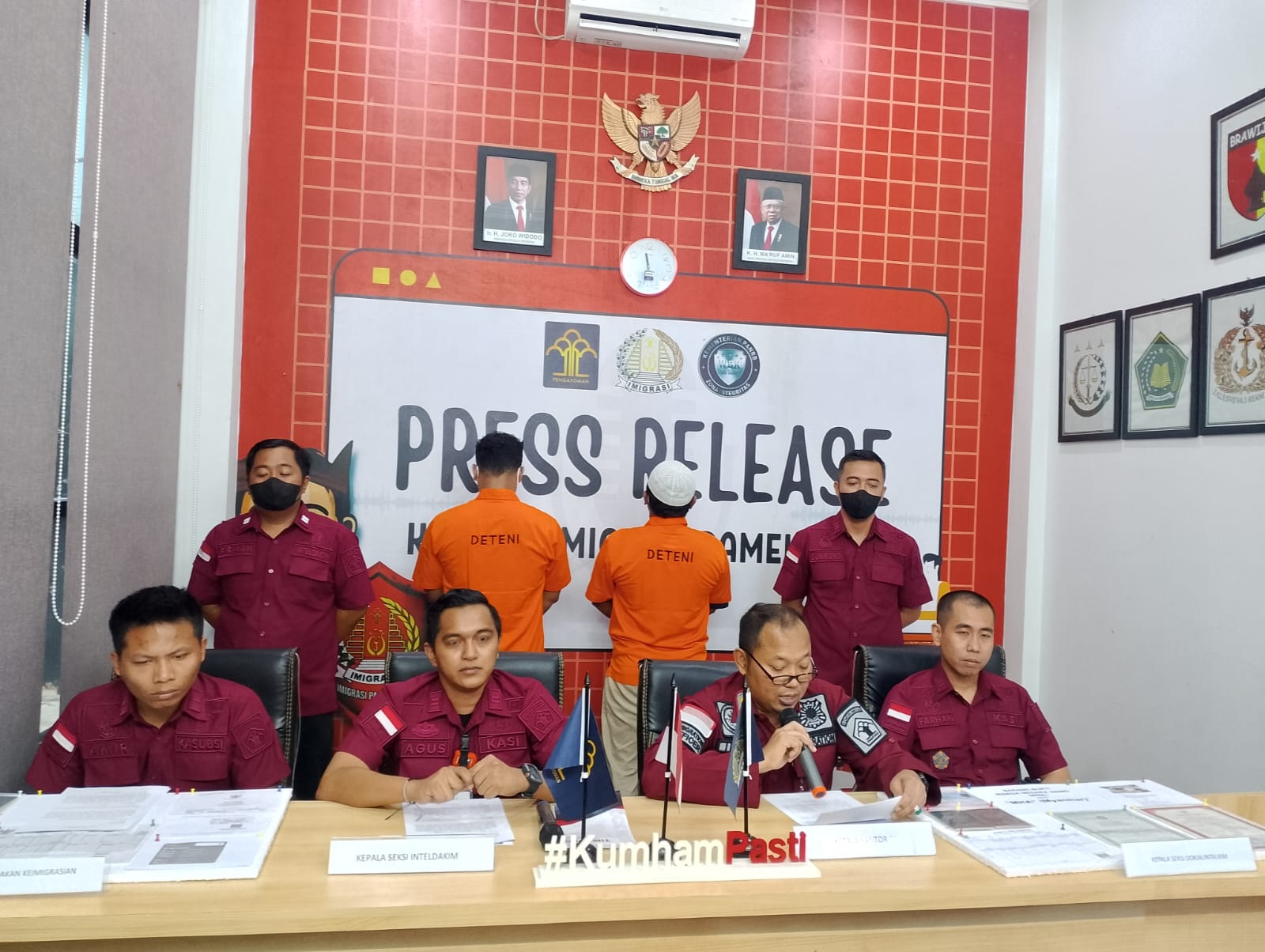 SIGAP: Kepala Kantor Imigrasi Kelas II Non TPI Pamekasan Imam Bahri (pegang mik) memaparkan kronologi penangkapan WNA di kantornya Jumat (29/9). (UBAIDILLAHIR RA&rsquo;IE/JPRM)